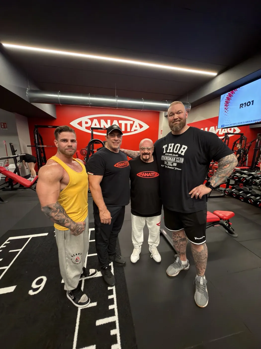 Arthur con un grupo de atletas en una sala de entrenamiento