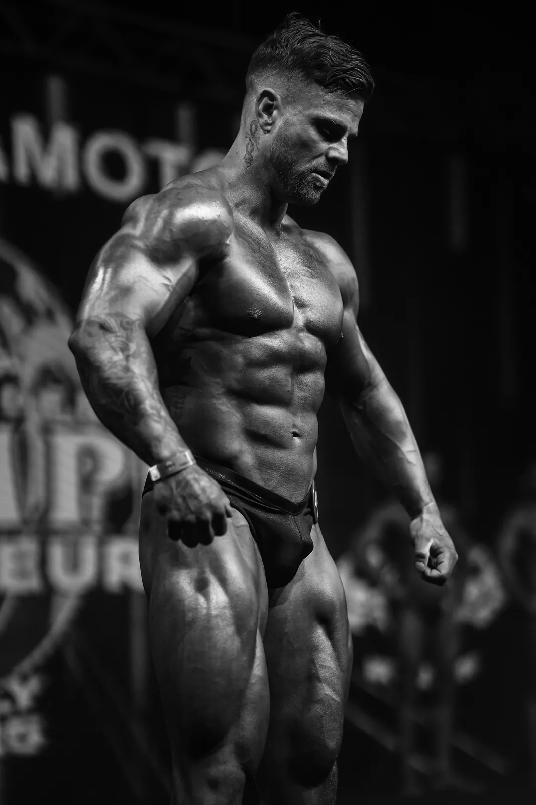 Arthur en el escenario de una competición, fotografía en blanco y negro