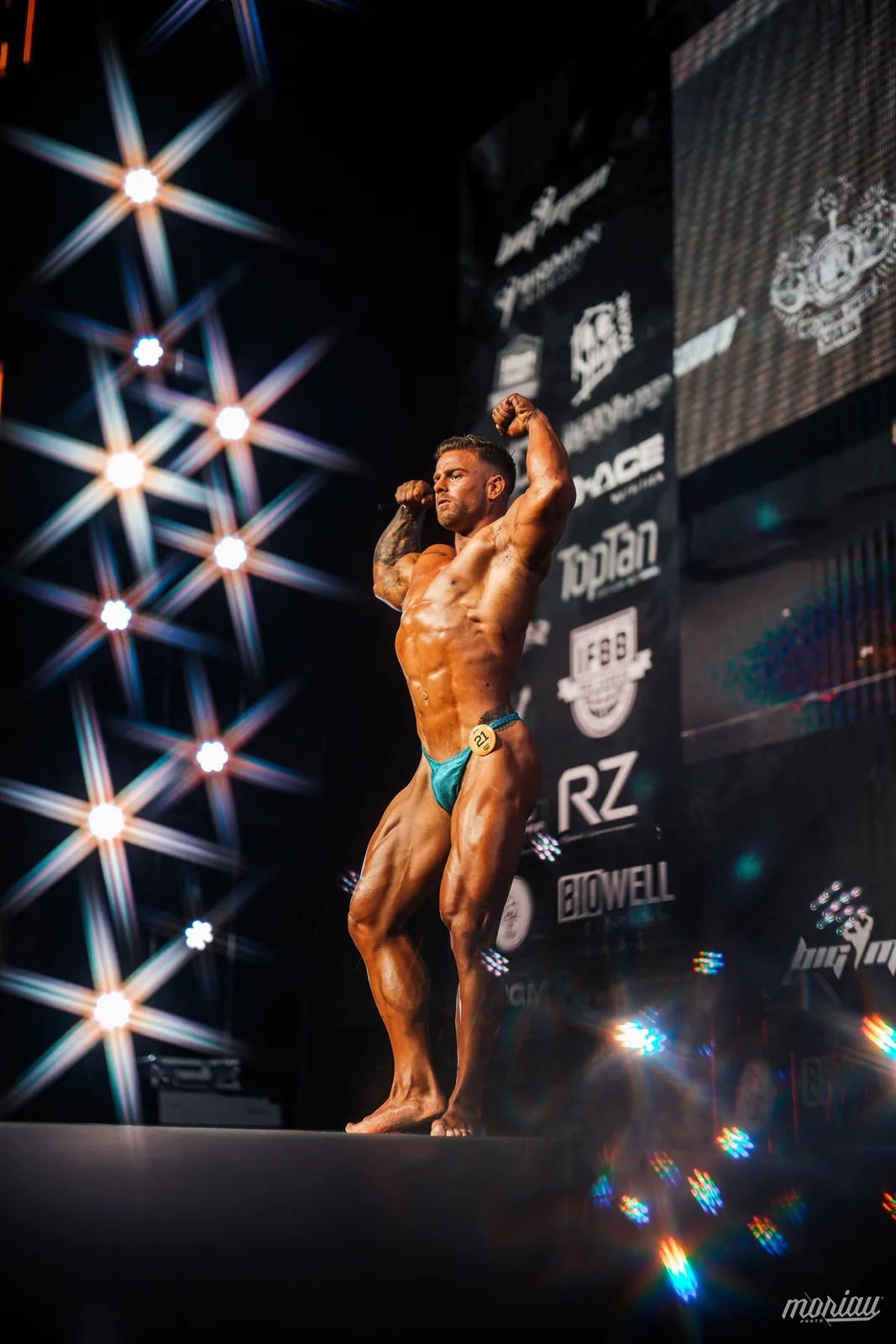 Arthur posando en el escenario de una competición internacional